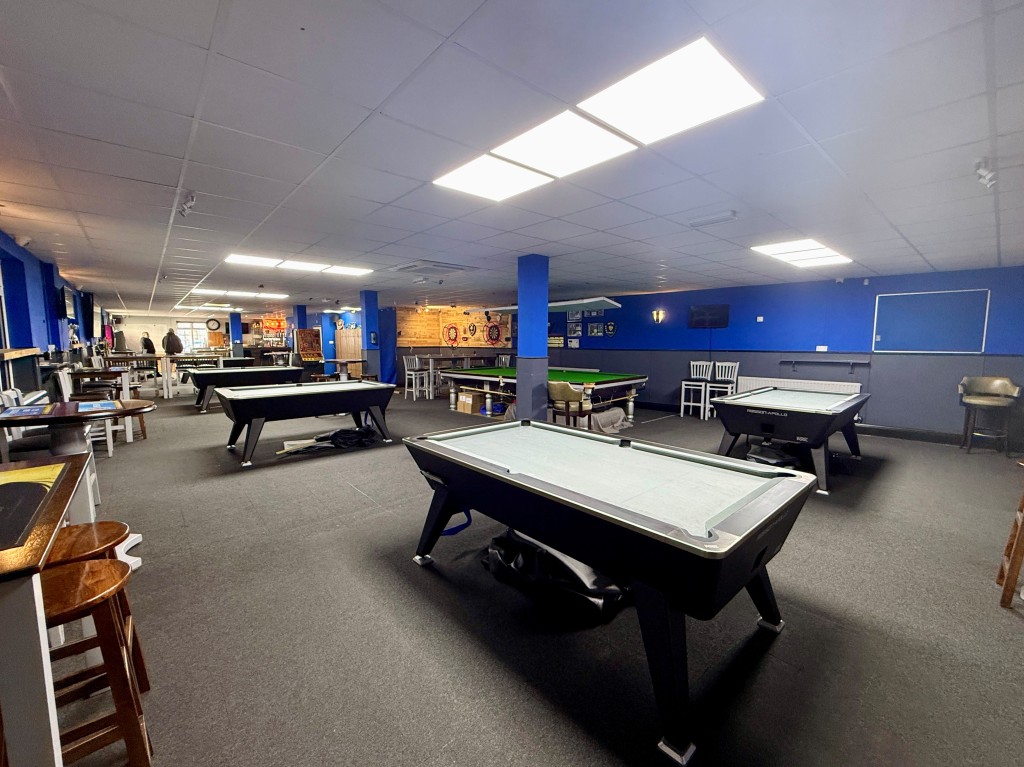 Lot: 57 - SNOOKER HALL WITH LAPSED PLANNING FOR THREE HOUSES - Snooker hall